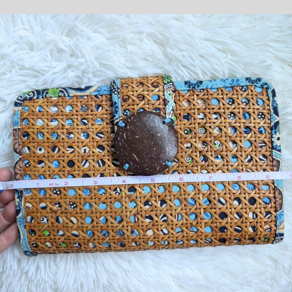 Vera Bradley, Tiki Clutch in Bali Blue Print, Coconut Button, Woven Rattan, RARE - Picture 9 of 10